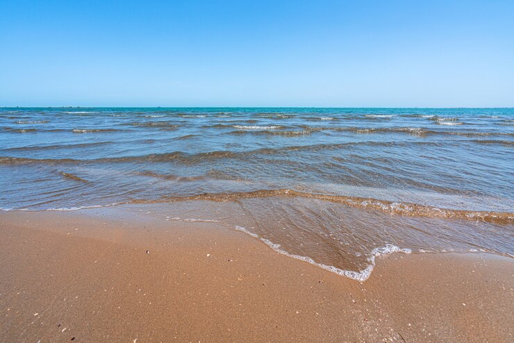 Praia vazia de mar azul quente