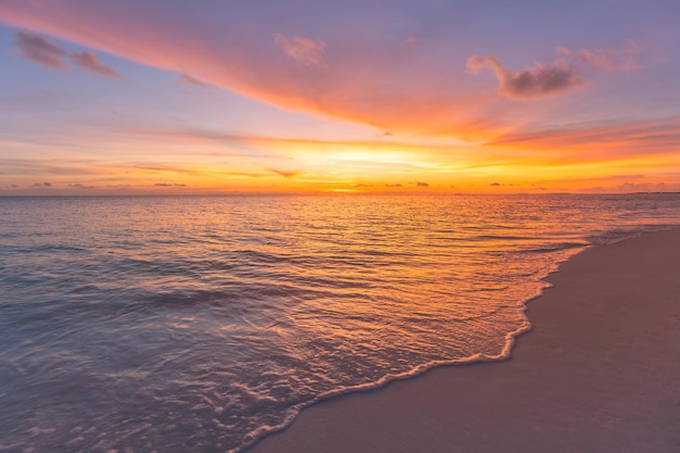 Praia vazia do pôr do sol Paisagem de praia tropical idílica para fundo ou papel de parede Respingo de ondas suaves