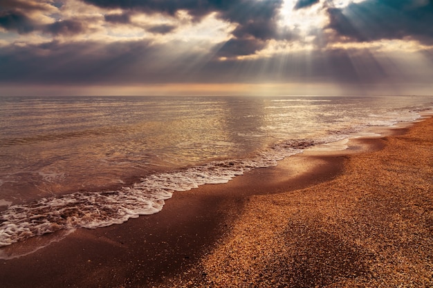 Praia vazia e mar calmo