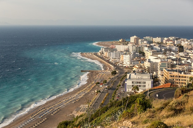 Praia ventosa da cidade de Rodes no verão junho à noite ilha de Rodes Grécia