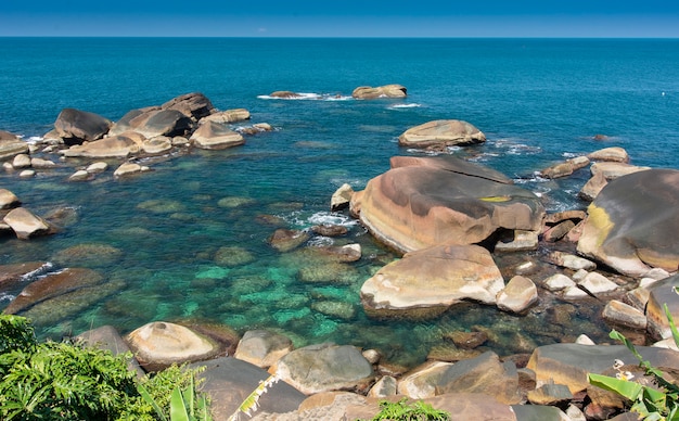 Praia verde e azul do oceano. praia da rocha na ilha de ilhabela, brasil.