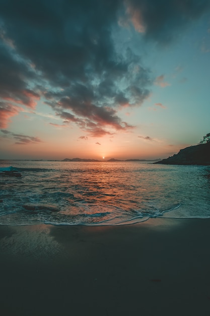 Praia vermelha e azul