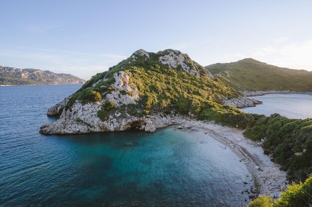 Praias Gêmeas de Corfu durante o pôr-do-sol