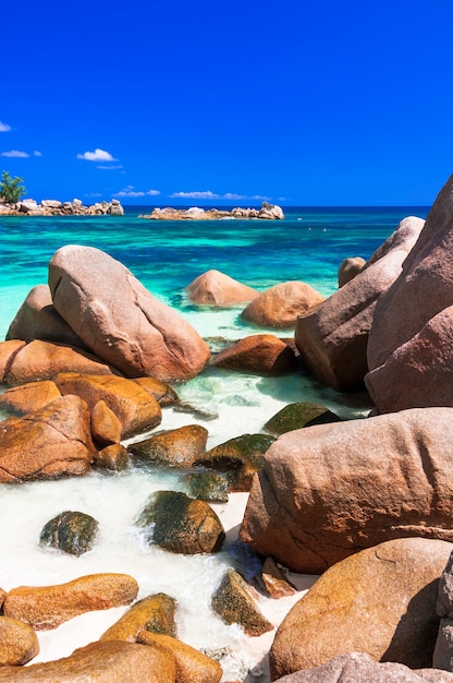 Praias incríveis com rochas de granito famosas em Seychelles, ilha de Praslin
