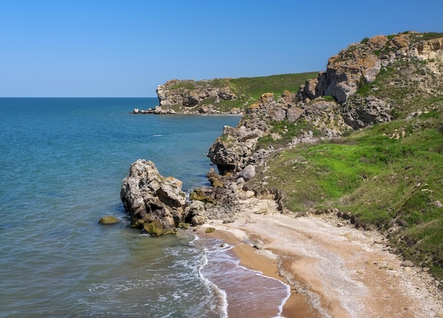 Praias rochosas e belas águas do mar turquesa praia exótica tranquilidade da água do mar turquesa bela paisagem composição da natureza praias do general crimeia