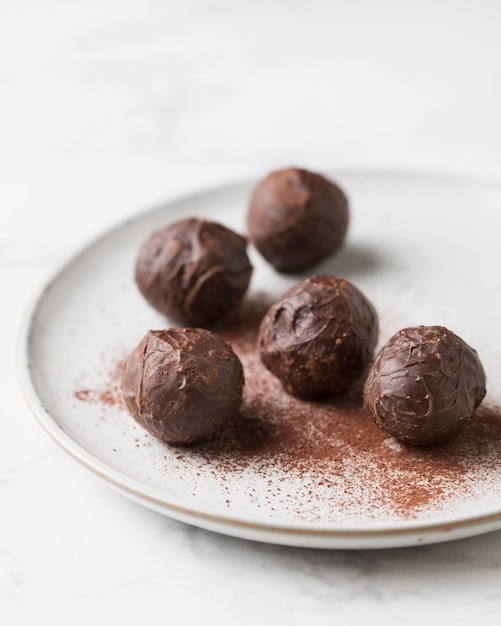 Pralinen Köstliches Dessert auf hellem Hintergrund Dunkle Schokoladentrüffel Süßigkeiten