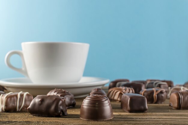 Pralinen mit Kaffeetasse