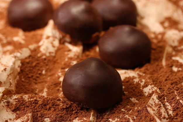 Pralinen mit Kakaopulver hautnah