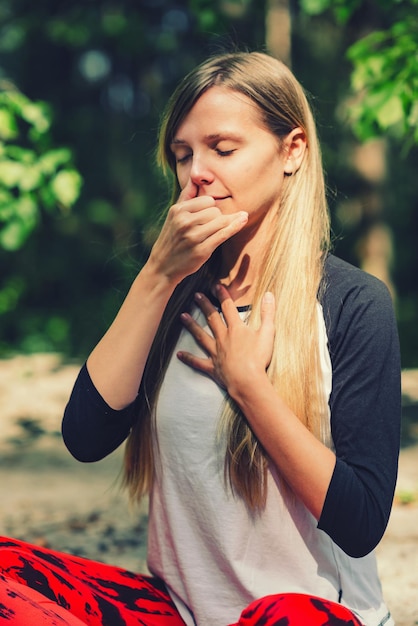 Pranayama Exercício de respiração alternada pelas narinas na ioga