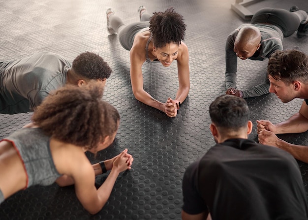 Foto prancha de fitness e pessoas de ginástica em um círculo para motivação de exercícios e cardio de exercícios floro e personal trainer forte push up e grupo em um desafio de força para saúde cruzada e treino em forma