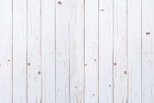 Prancha de madeira velha pintada na cor branca com espaço da cópia.