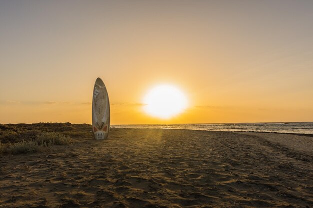 Prancha de windsurf presa na praia com sol brilhante maravilhoso no mar vermelho