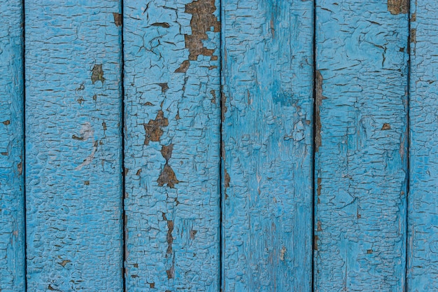 Pranchas de madeira gasto velhas com pintura de cor azul rachada, fundo do país Rural