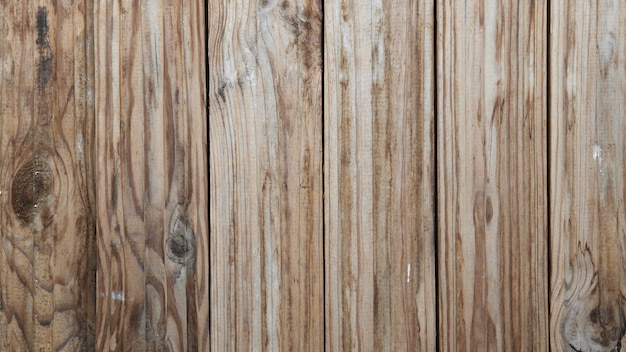 Pranchas de madeira marrons verticais. Madeira coberta de tinta e poeira. fundo de madeira vintage