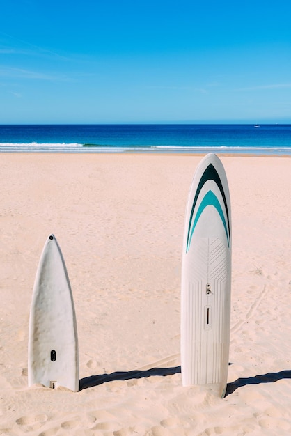 Pranchas de surf na praia vazia no verão