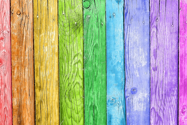 Foto pranchas velhas nas cores do arco-íris fundo de madeira colorido