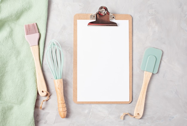 Prancheta de papel com vista superior de utensílios de cozinha e espaço vazio