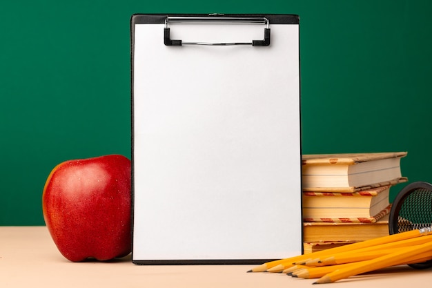 Prancheta em branco com espaço de cópia e material escolar