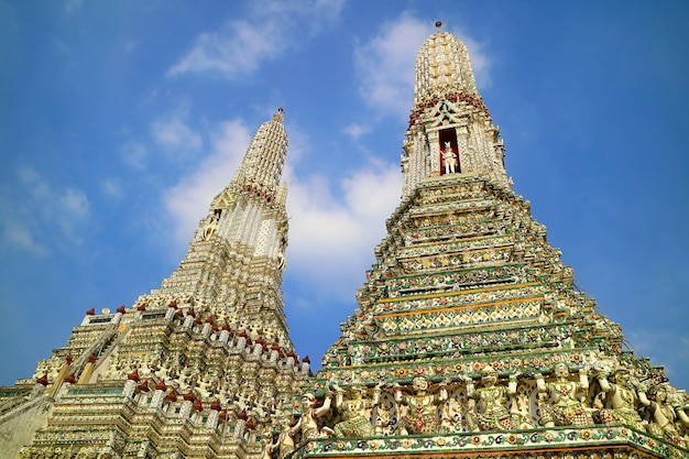 Prangs de satélite devotados ao deus do vento adjacentes ao Templo Central Prang de The Dawn em Bangkok
