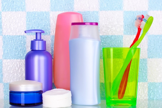 Prateleira com cosméticos e produtos de higiene pessoal no banheiro