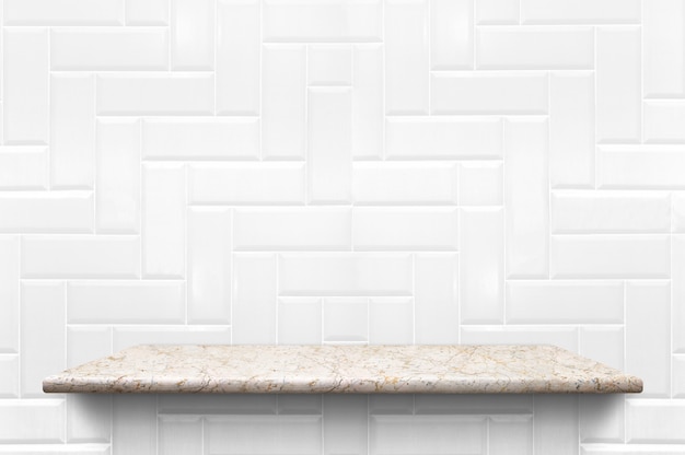 Prateleira de mármore branca vazia no fundo da parede de azulejo branco