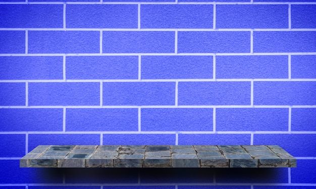 Prateleira de pedra pedra vazia no fundo da parede azul