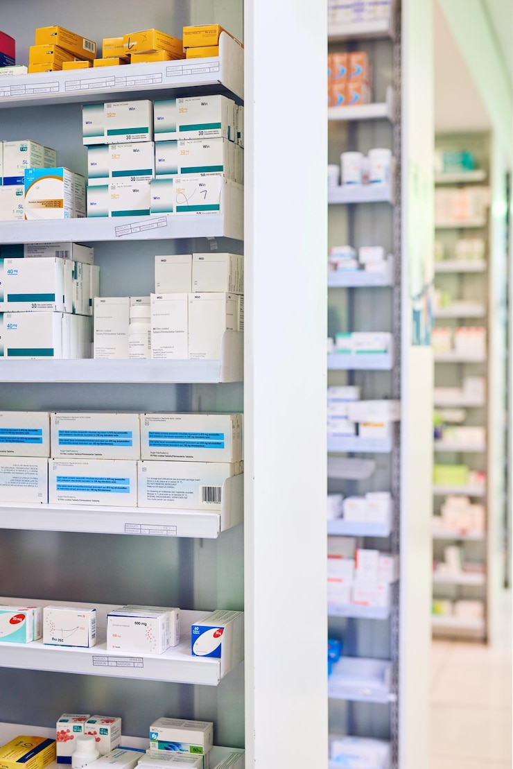 Foto prateleira e caixas de farmácia para saúde vazia ou estoque farmacêutico para bem-estar, saúde e interior loja de loja e produto de varejo com opção de armazenamento ou venda para desconto de remédios e medicamentos