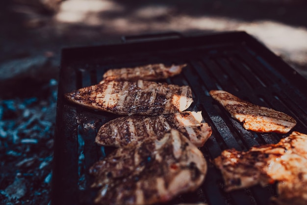 Foto prateleiras de costelas de porco para churrasco sentado na grelha defumadora com fumaça saindo da grelha