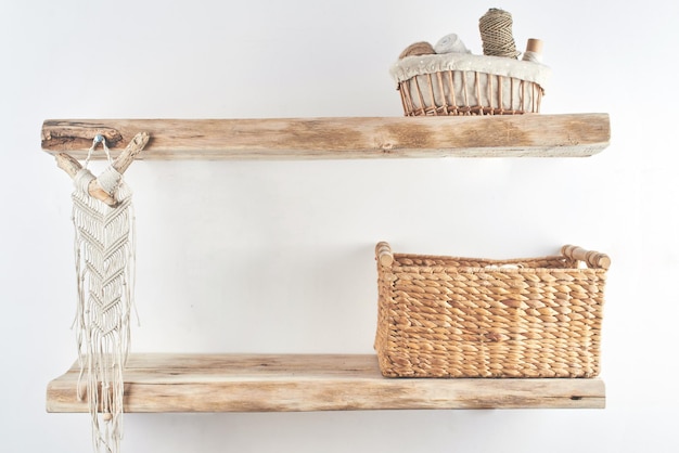 Prateleiras de madeira com itens de decoração. Interior de casa. Macramé