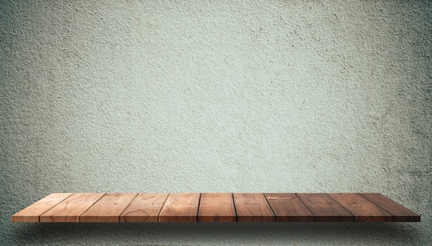 prateleiras de madeira superiores vazias com fundo da parede do cimento