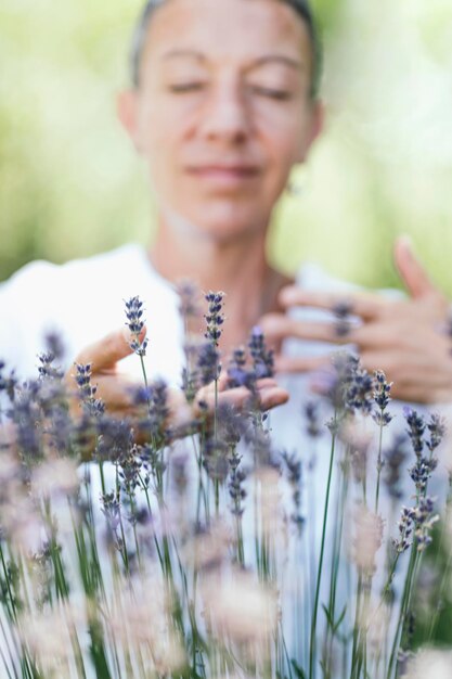 Foto prática de autocuidado na natureza exercício respiratório no campo de lavanda