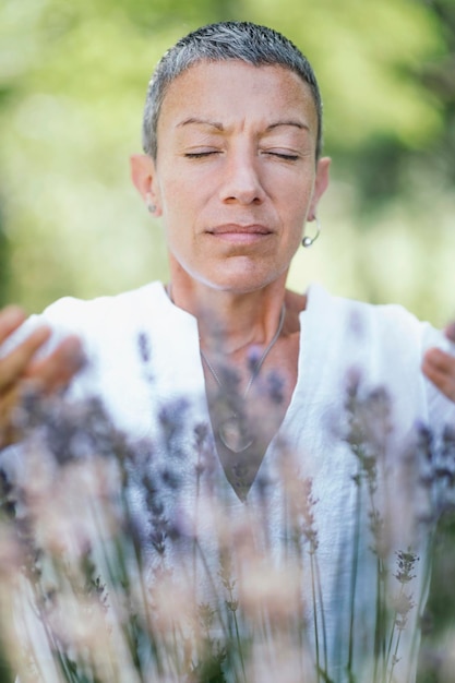 Foto prática de autocuidado na natureza exercício respiratório no campo de lavanda