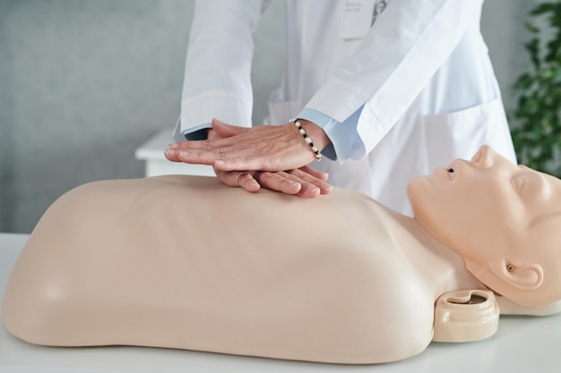 Prática de respiração artificial pelo médico