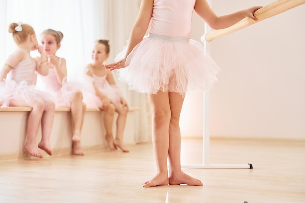 Praticando movimentos de dança Pequenas bailarinas se preparando para a apresentação