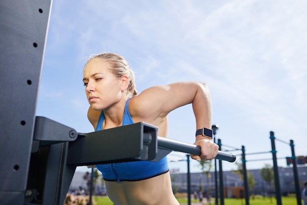 Praticando pullups em barras paralelas