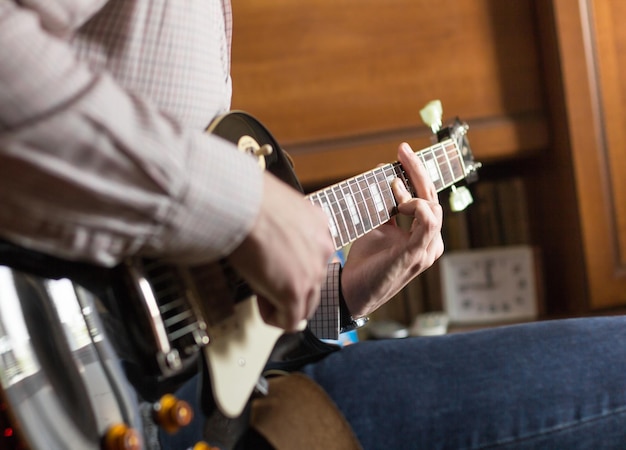 Praticar tocando guitarra