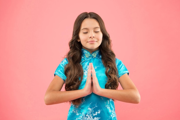 Pratique mudras durante a meditação A criança faz meditação segurando as palmas das mãos A menina aprecia a prática de meditação Yoga meditação e concentração Zen e iluminação