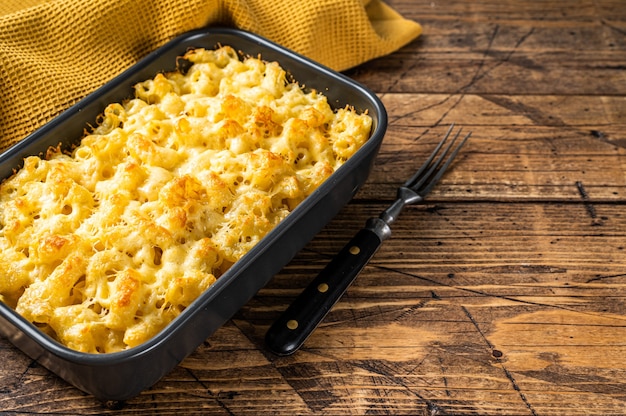 Foto prato americano de queijo e macarrão assado com molho cheddar