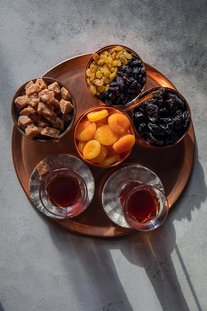 Foto prato árabe e fundo cinza prato de homus e legumes bule de chá e chá de menta