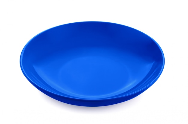 Prato azul vazio isolado na superfície branca