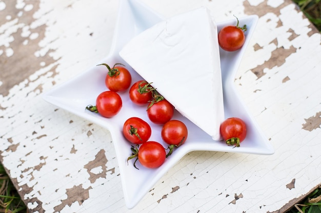 Prato branco com queijo branco e tomate cereja fresco