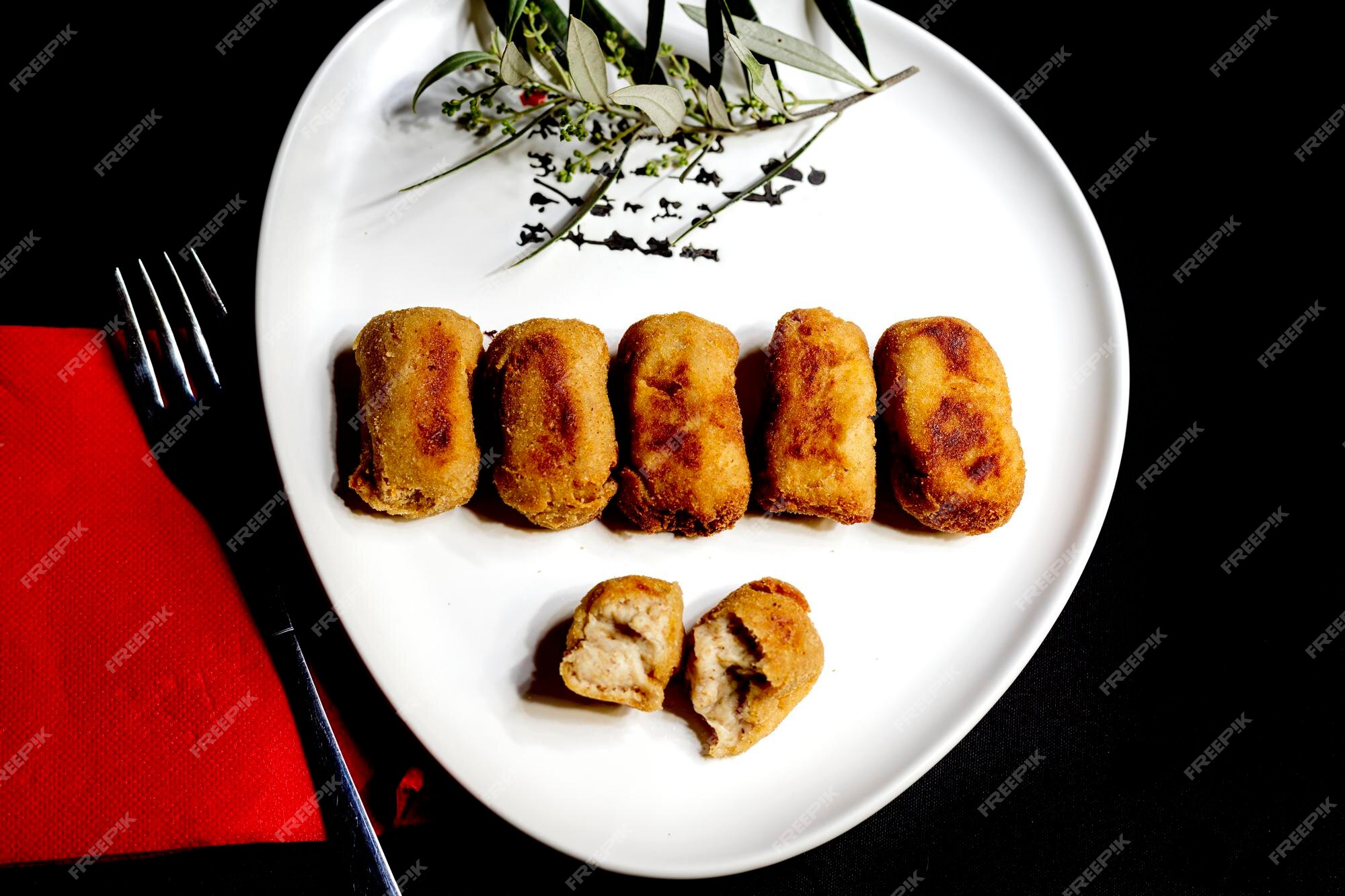 Croquete espanhol tradicional caseiro em um garfo no fundo