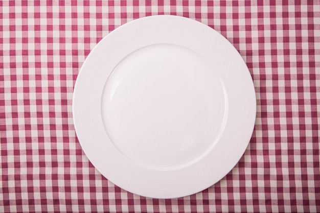 Prato branco em branco na vista superior do jantar.