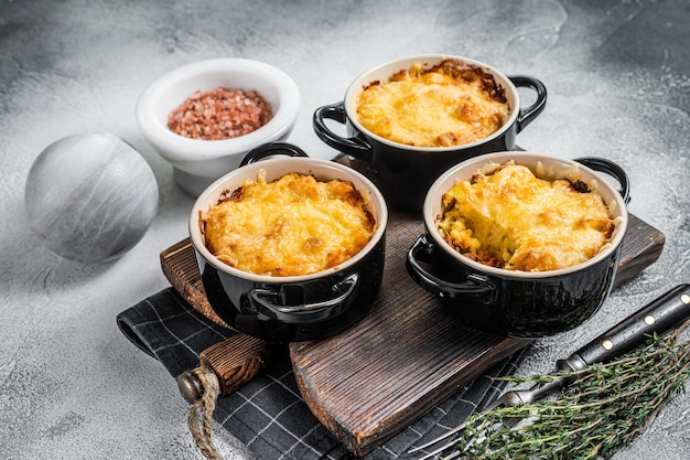 Prato britânico Torta de pastor com carne moída, purê de batata e crosta de queijo cheddar. Fundo branco. Vista do topo.