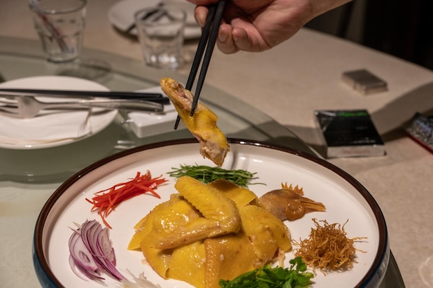 Foto prato chinês com pele amarela e frango branco picado