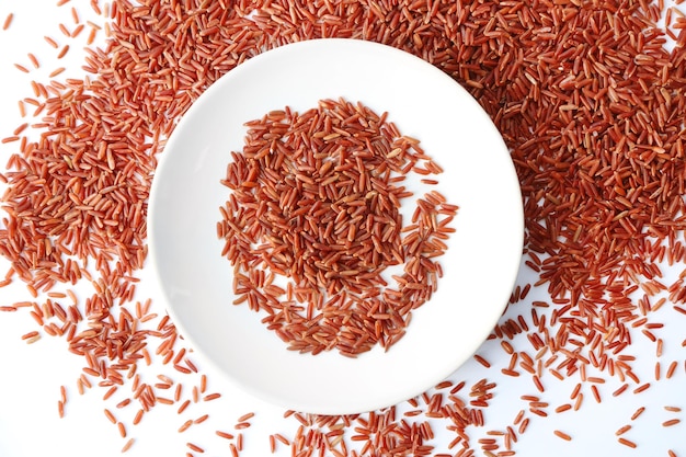 Foto prato com arroz integral de jasmim no fundo branco