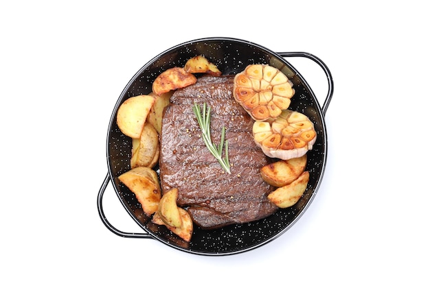 Prato com bife, batata e alho isolados no fundo branco