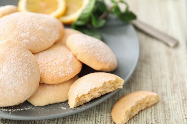 Prato com biscoitos caseiros de limão na mesa fechada