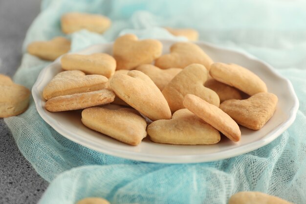 Foto prato com biscoitos de manteiga em forma de coração na mesa