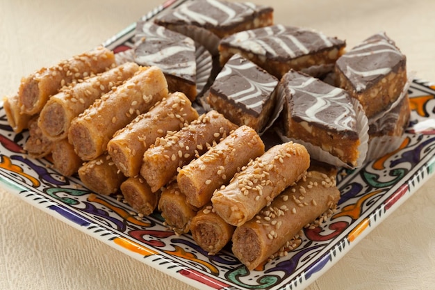 Prato com biscoitos marroquinos